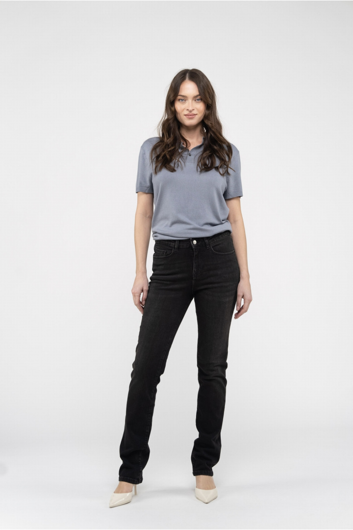 Medium black