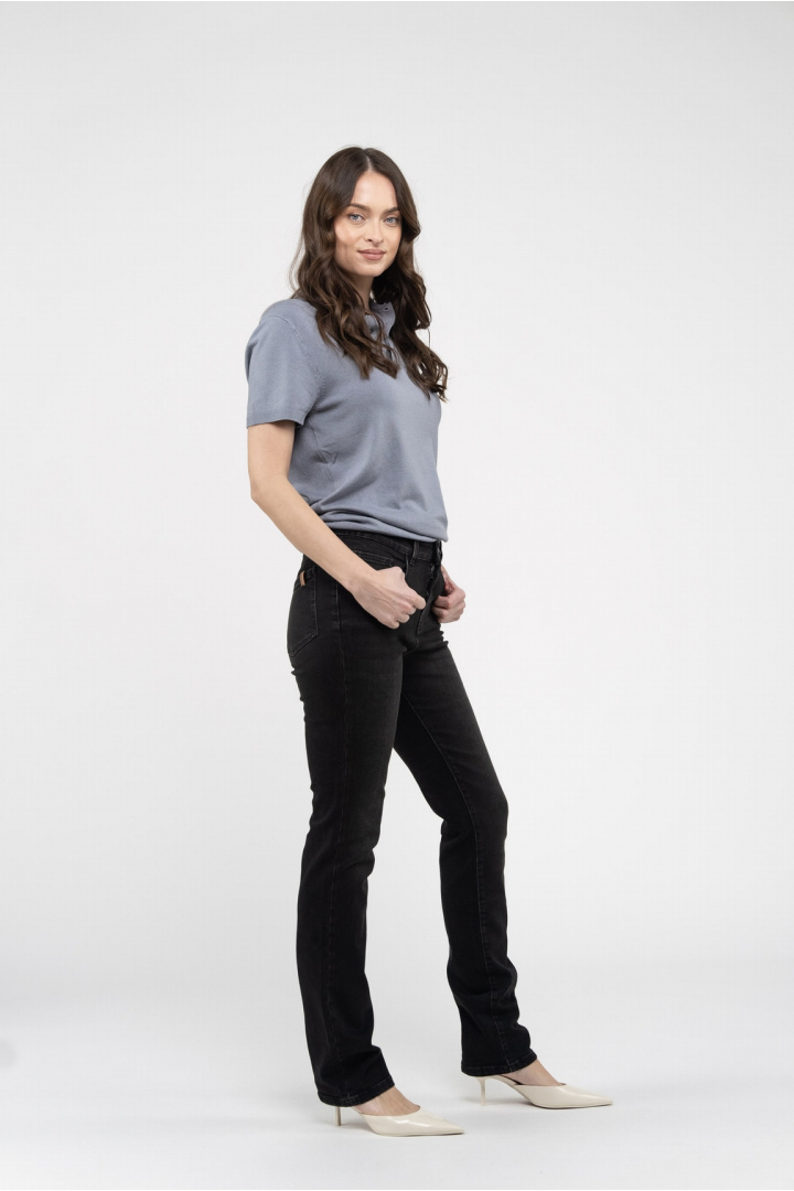 Medium black