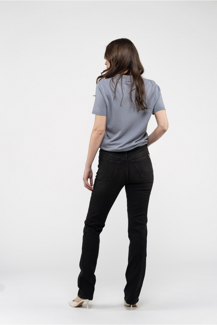 Medium black