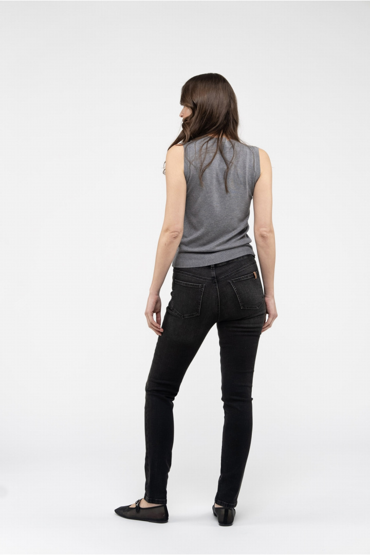Medium black