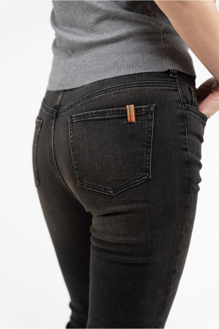 Medium black
