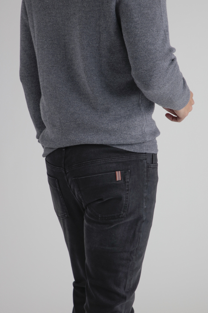 Medium black