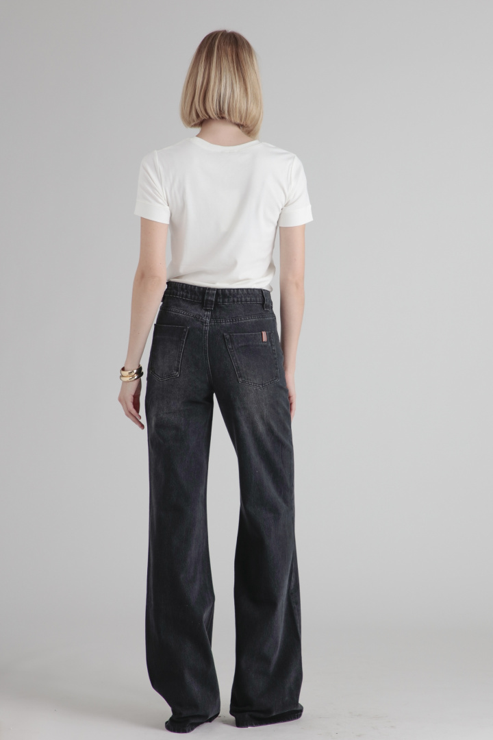 Medium black