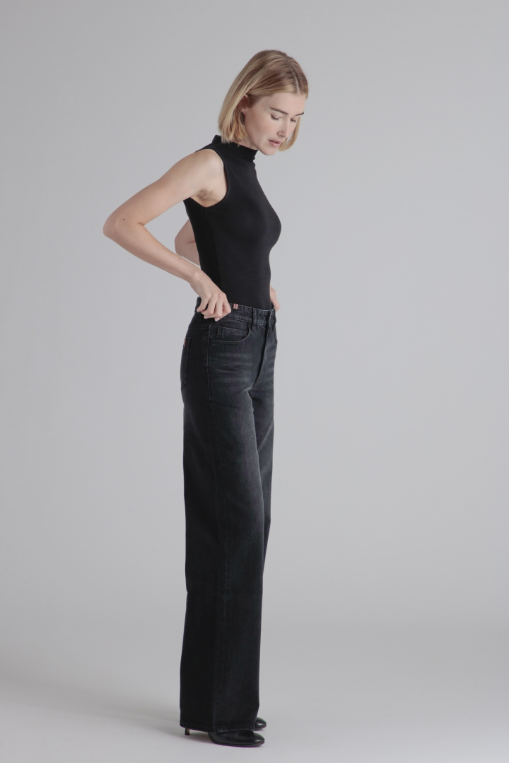 Medium black
