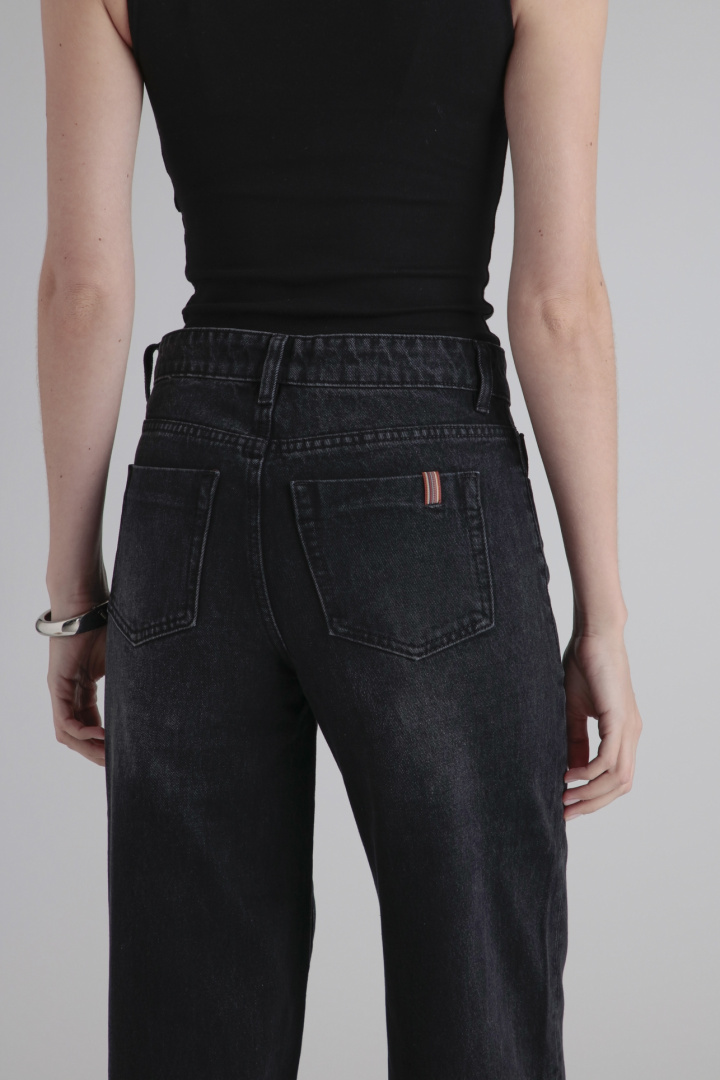 Medium black