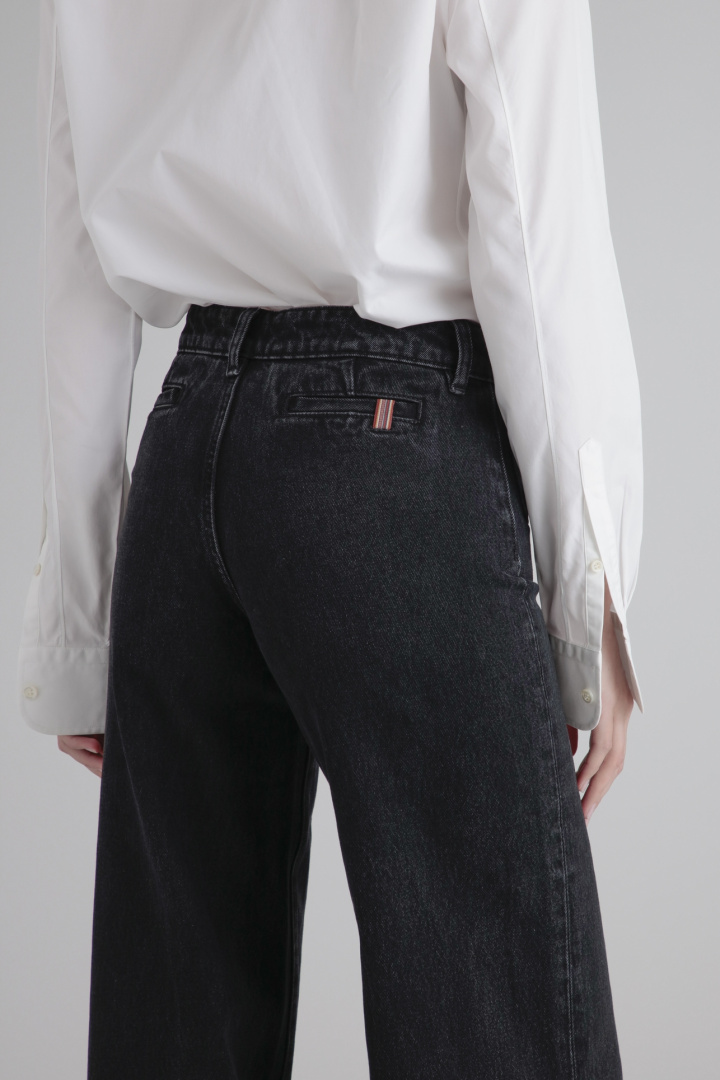 Medium black