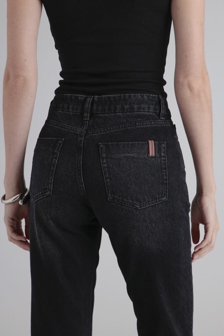 Medium black