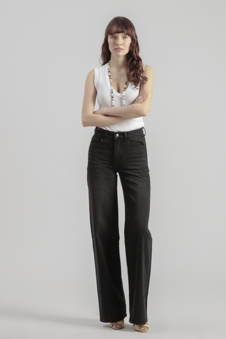 Medium black